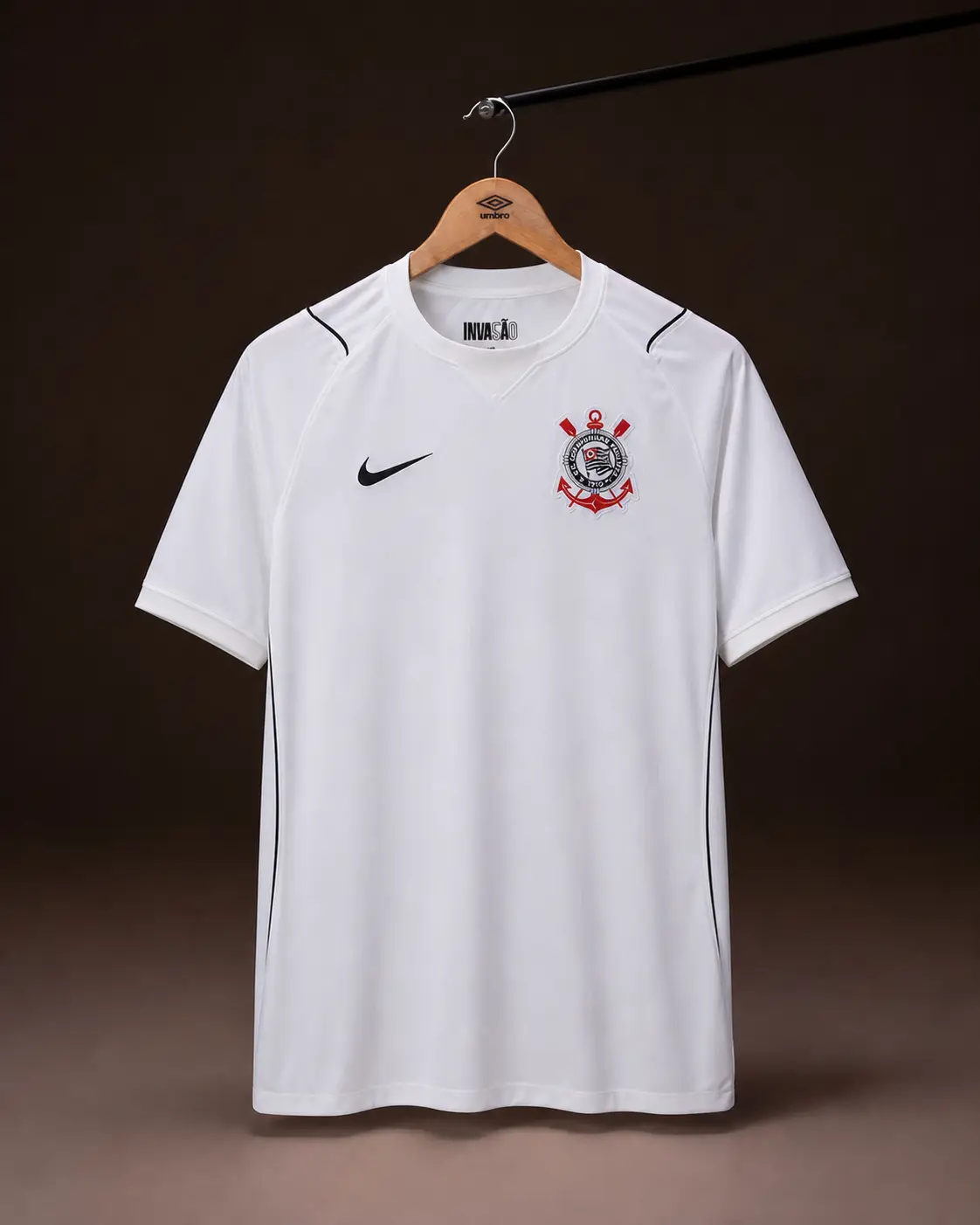 Camisa Corinthians 26/27, branca, vista de frente em cabide sobre fundo de estudio escuro