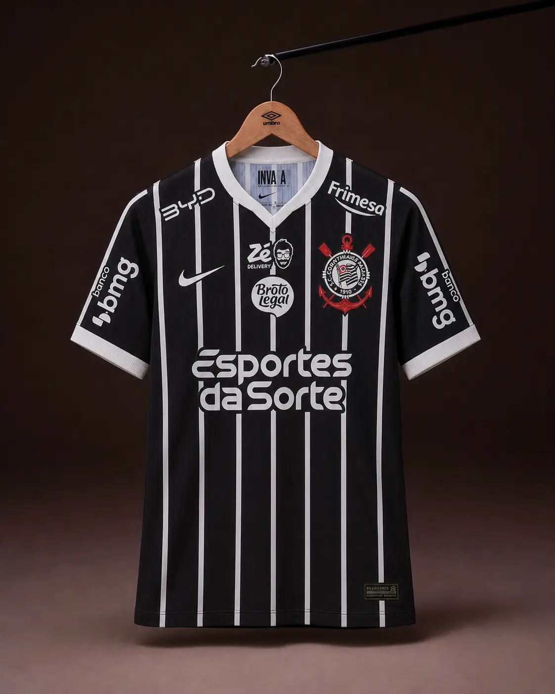 Camisa Corinthians 26/27, preta e branca, vista de frente em cabide sobre fundo de estudio escuro