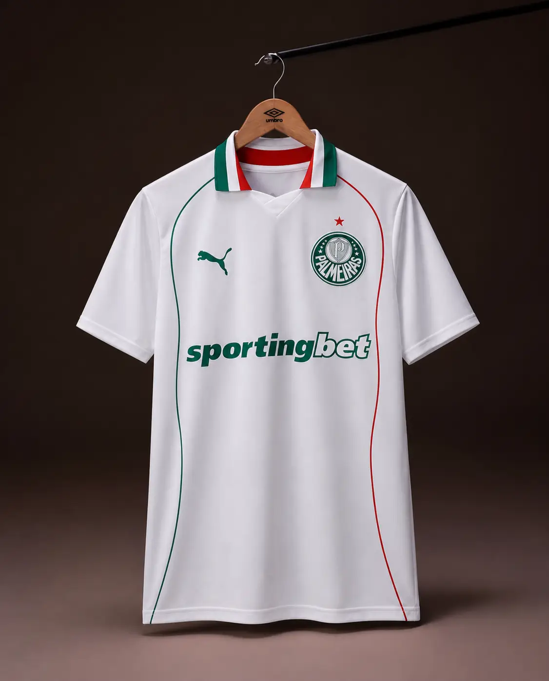Camisa Palmeiras 26/27, branca, vista de frente em cabide sobre fundo de estudio escuro