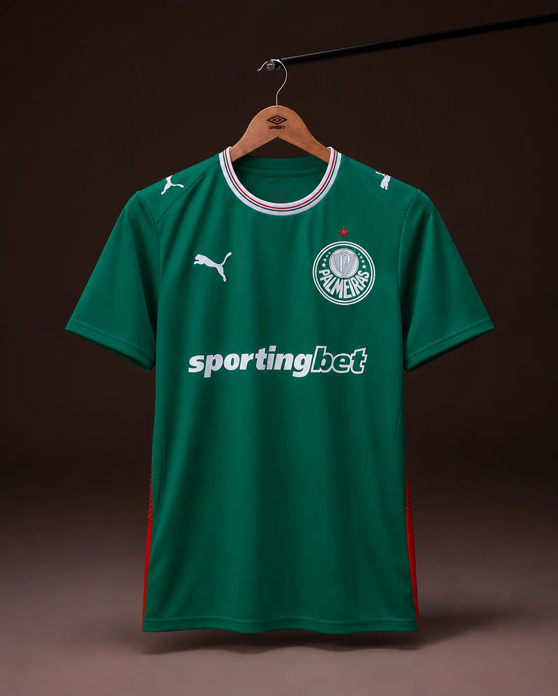 Camisa Palmeiras 26/27, verde, vista de frente em cabide sobre fundo de estudio escuro