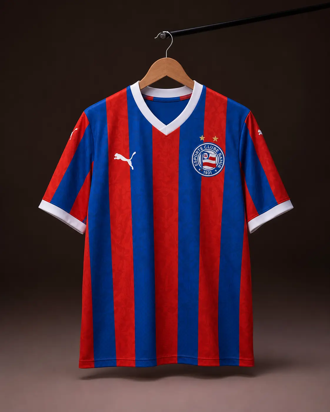 Camisa Bahia 25/26, tricolor, vista de frente em cabide sobre fundo de estudio escuro