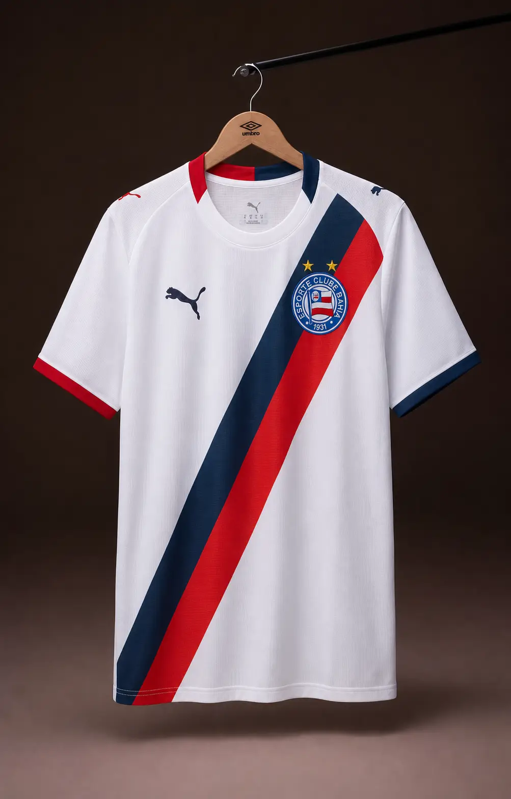 Camisa Bahia 26/27, branca, vista de frente em cabide sobre fundo de estudio escuro