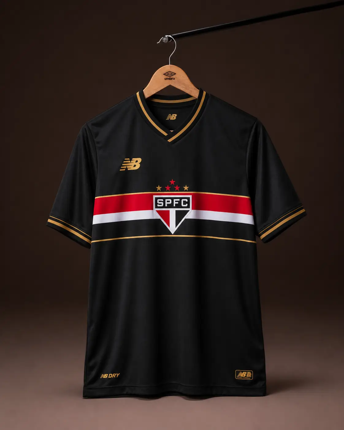 Camisa São Paulo 25/26, preta, vista de frente em cabide sobre fundo de estudio escuro