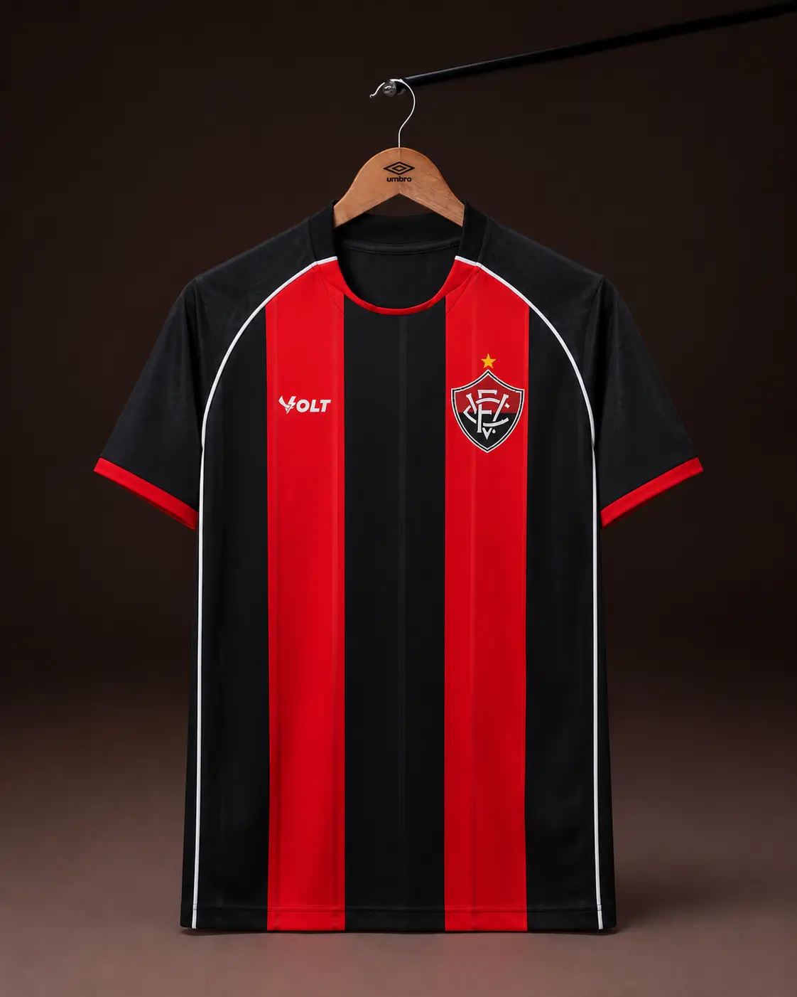 Camisa Vitória 26/27, rubro-negra, vista de frente em cabide sobre fundo de estudio escuro