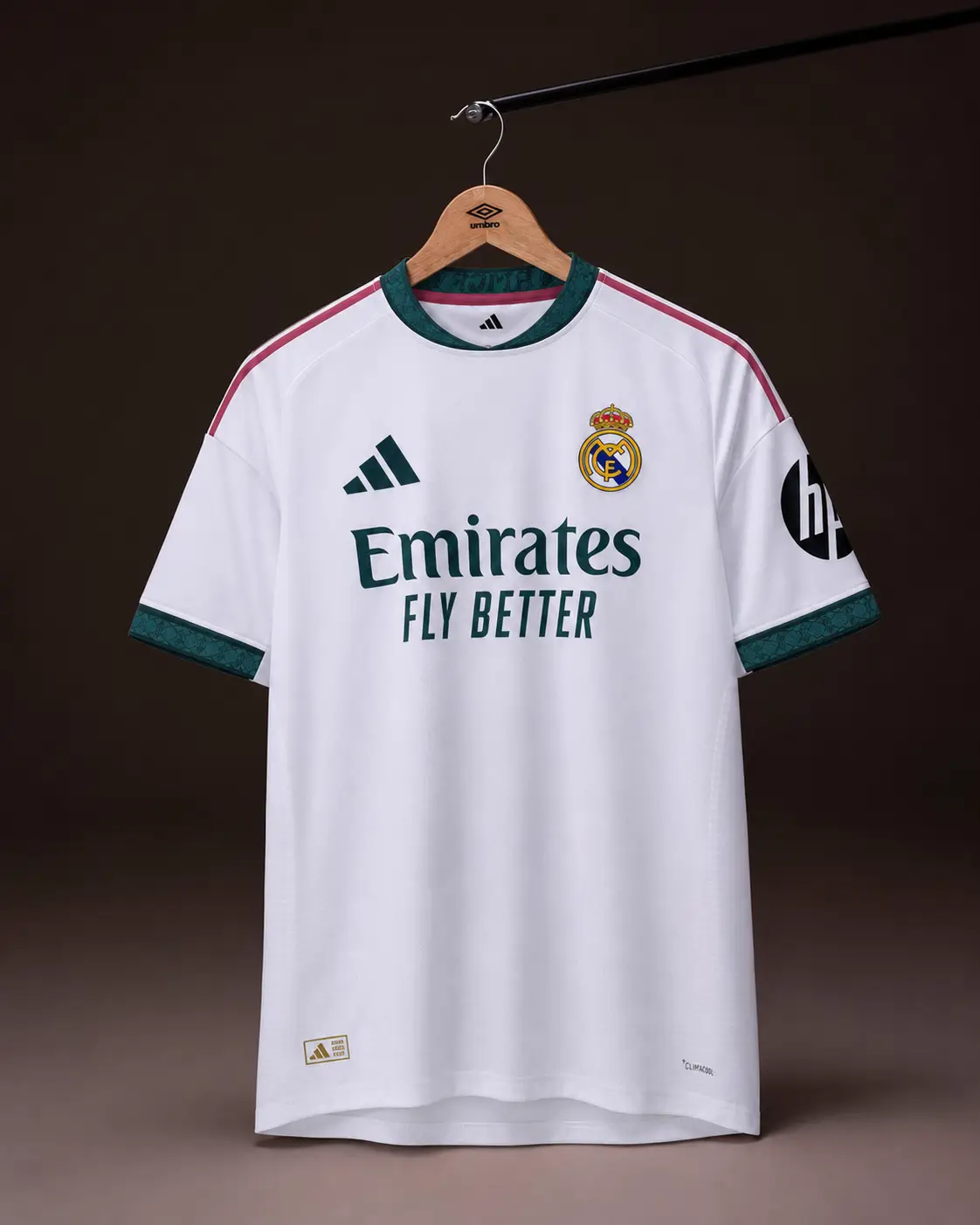 Camisa Real Madrid 26/27, branca, vista de frente em cabide sobre fundo de estudio escuro