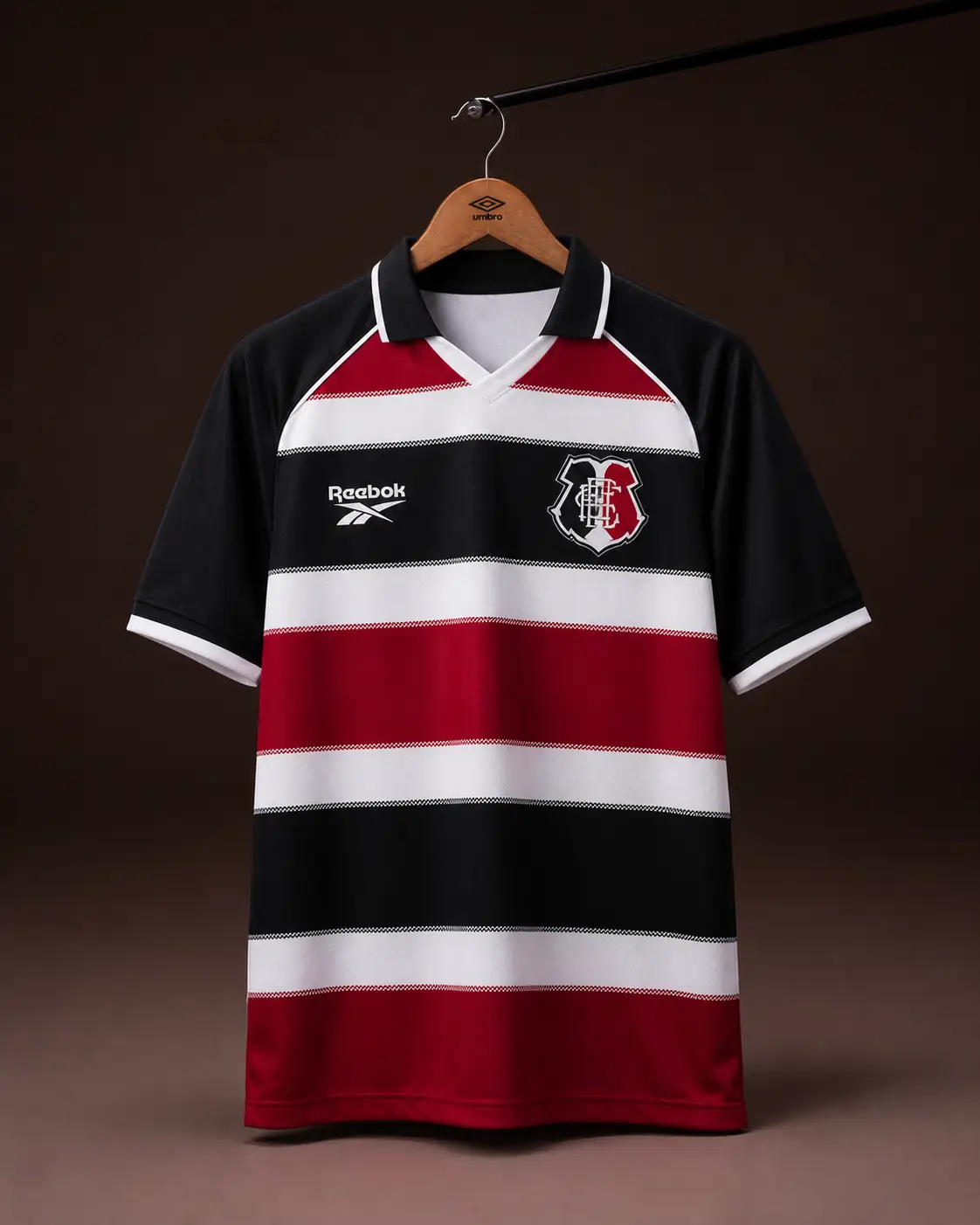 Camisa Santa Cruz Clássica, tricolor, vista de frente em cabide sobre fundo de estudio escuro