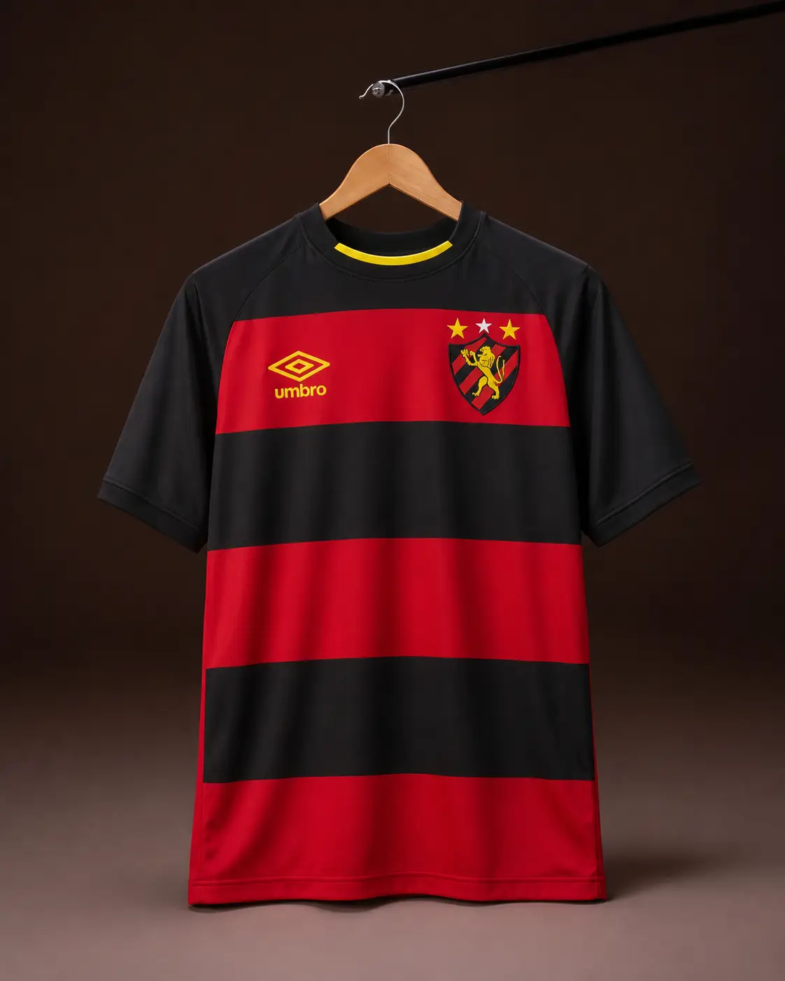 Camisa Sport 25/26, rubro-negra, vista de frente em cabide sobre fundo de estudio escuro