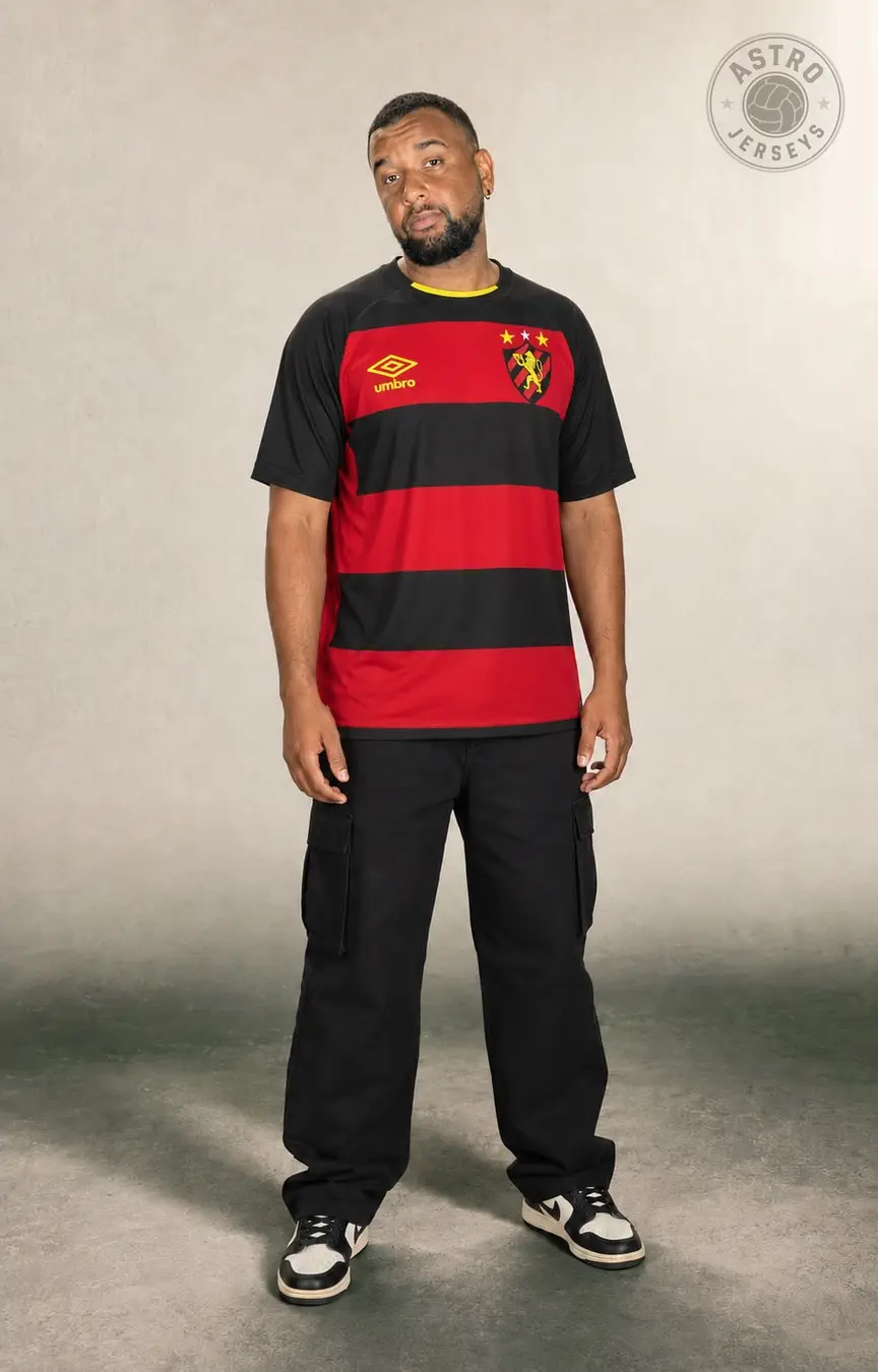 Pessoa de corpo inteiro vestindo a camisa Sport 25/26, rubro-negra, em estúdio de fundo neutro