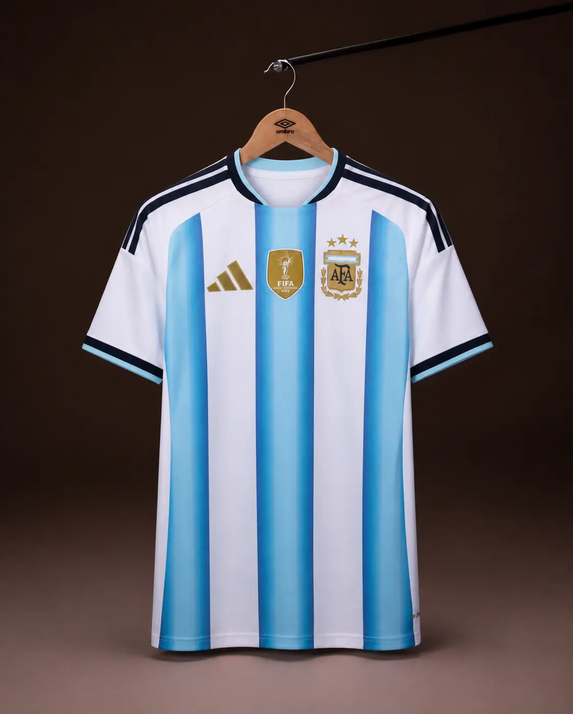 Camisa Argentina Copa 2026, azul e branca, vista de frente em cabide sobre fundo de estudio escuro