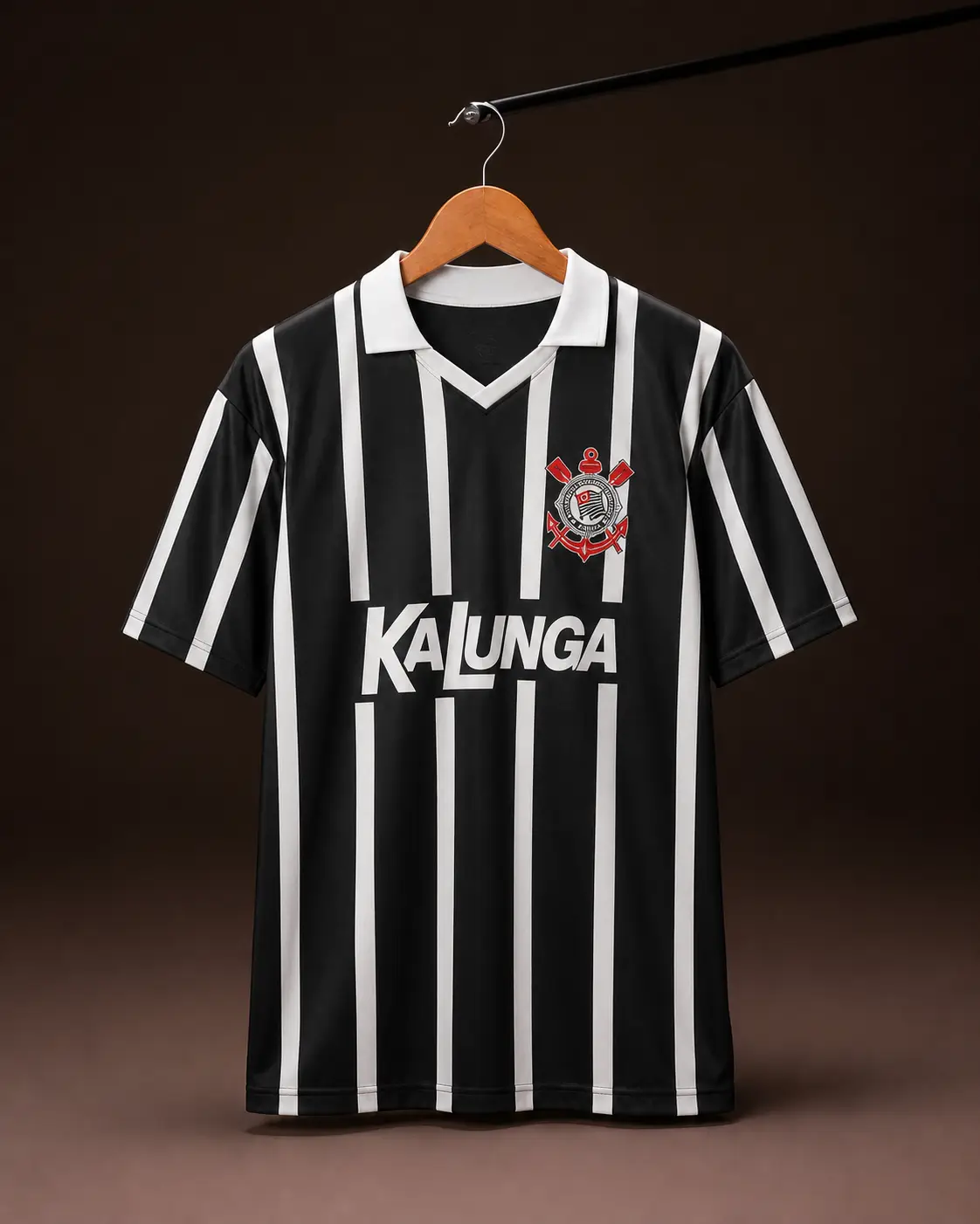Camisa Corinthians 1990, preta e branca, vista de frente em cabide sobre fundo de estudio escuro