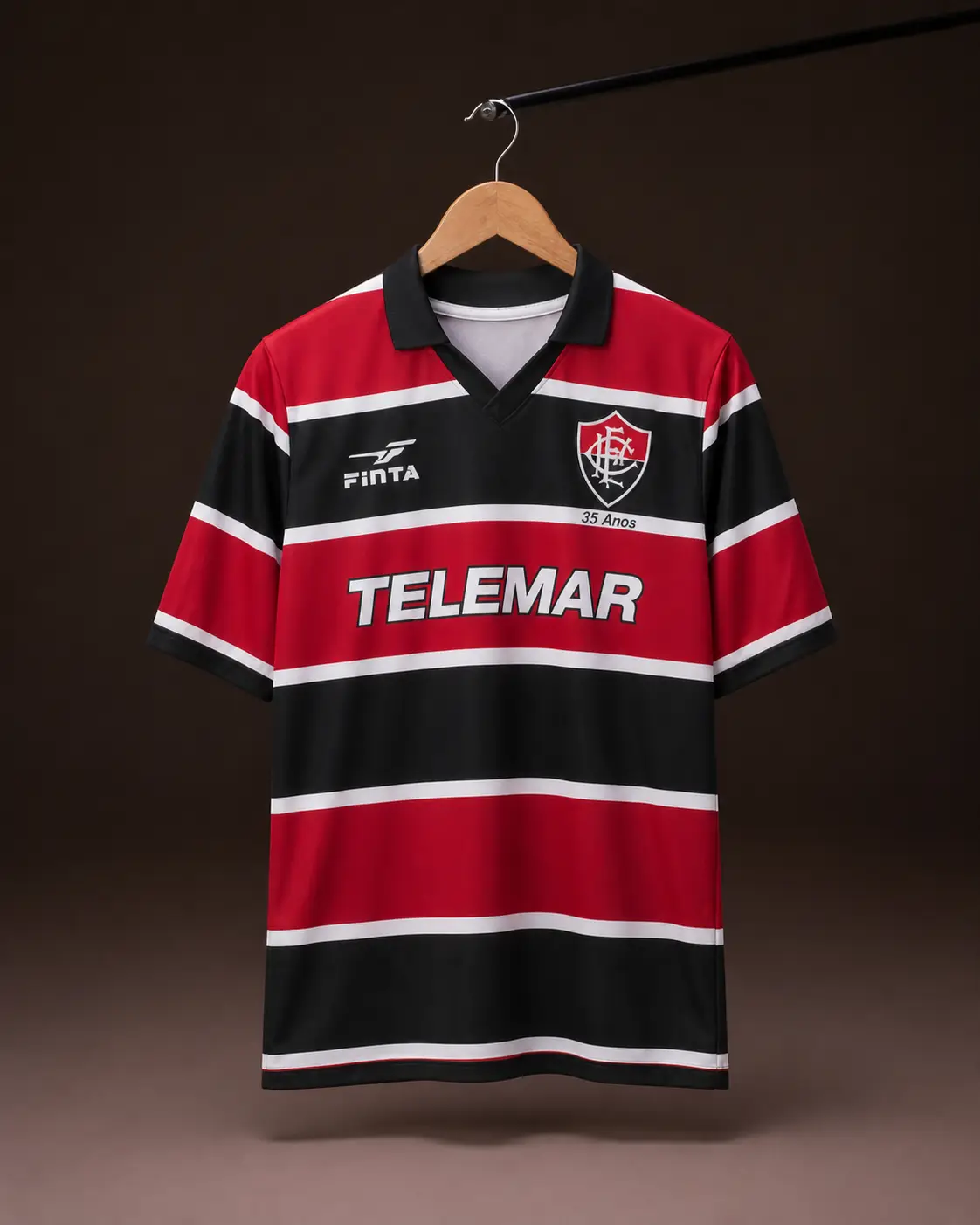 Camisa Santa Cruz 1999, tricolor, vista de frente em cabide sobre fundo de estudio escuro