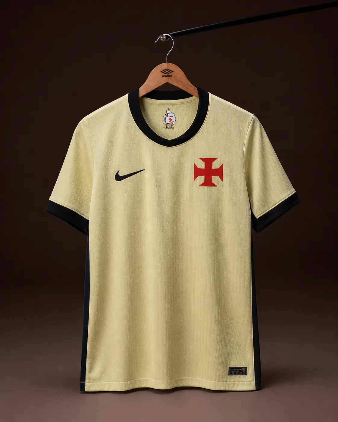 Camisa Vasco 26/27, creme, vista de frente em cabide sobre fundo de estudio escuro