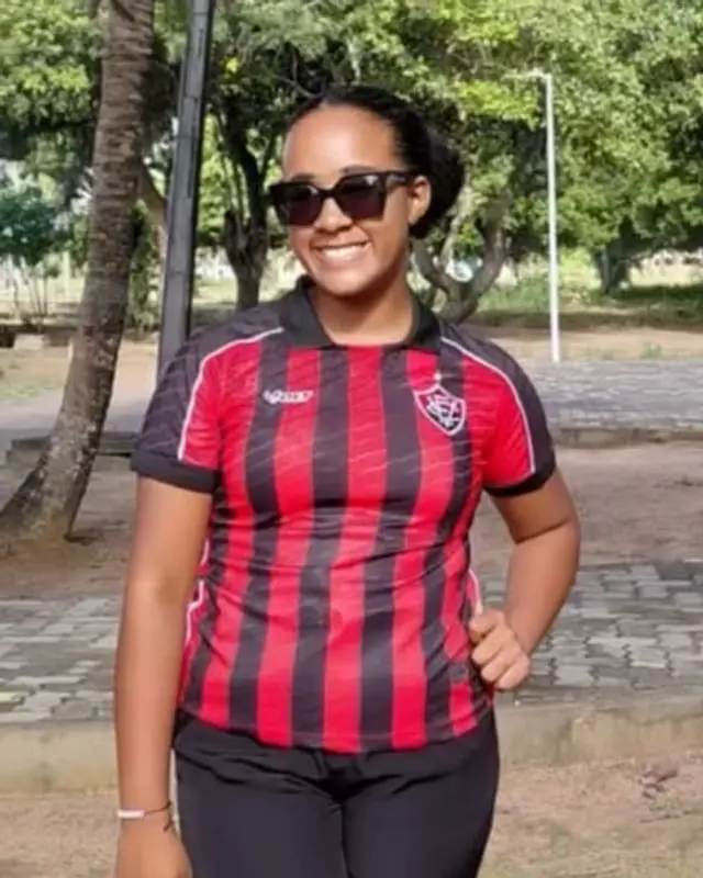 Alana, de Santo Estêvão, com a camisa que comprou na Astro