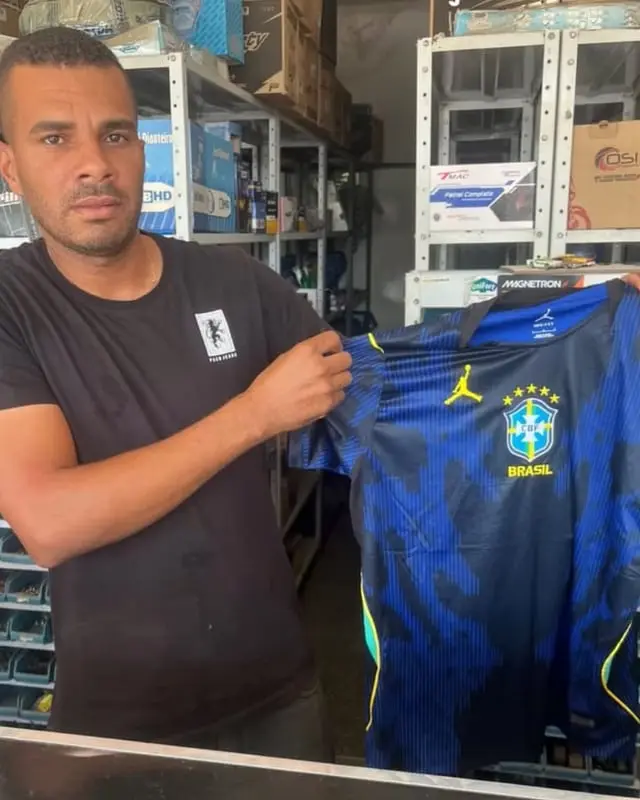 Bui, de Santo Estêvão, com a camisa que comprou na Astro