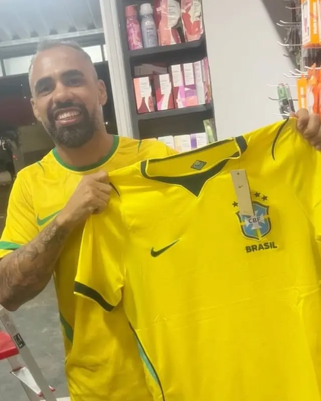 Fagner, de Santo Estêvão, com a camisa que comprou na Astro