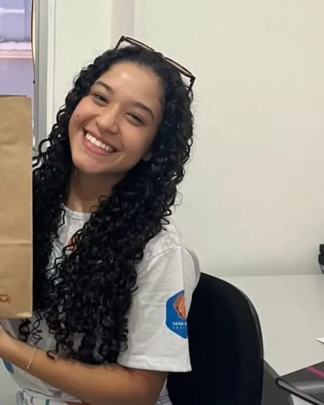 Fernanda, de Santo Estêvão, com a camisa que comprou na Astro