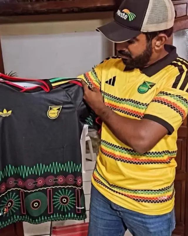 Gilmario, de Santo Estêvão, com a camisa que comprou na Astro