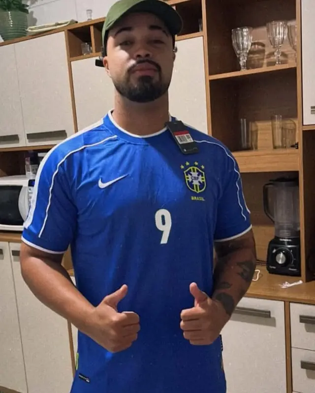 Gui, de Santo Estêvão, com a camisa que comprou na Astro