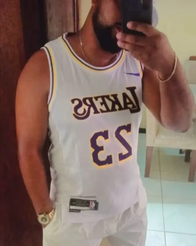Léo Breves, de Santo Estêvão, com a camisa que comprou na Astro
