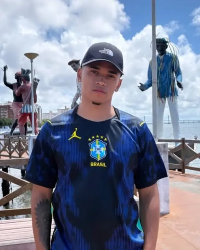 Léo, de Santo Estêvão, com a camisa que comprou na Astro