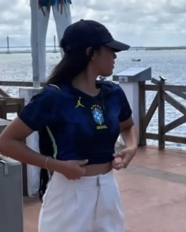Luana, de Santo Estêvão, com a camisa que comprou na Astro