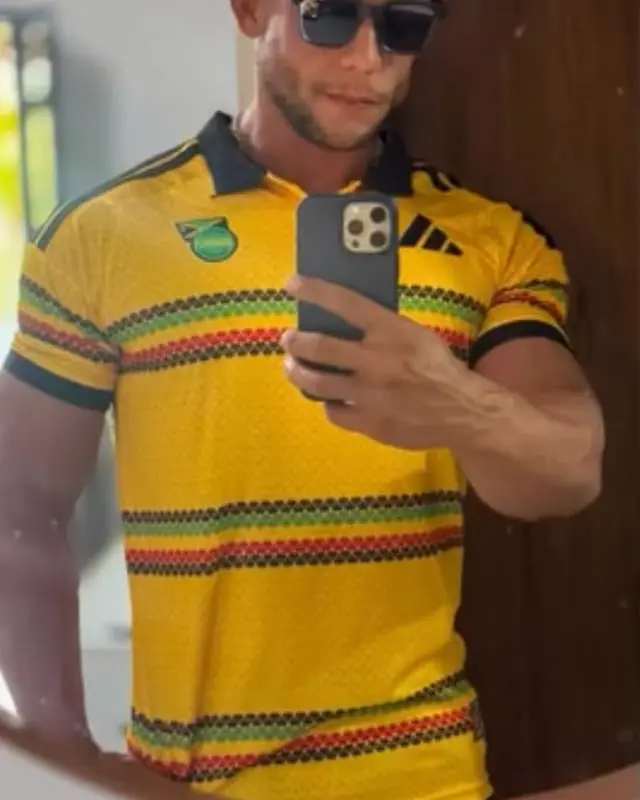 Lucas, de Santo Estêvão, com a camisa que comprou na Astro
